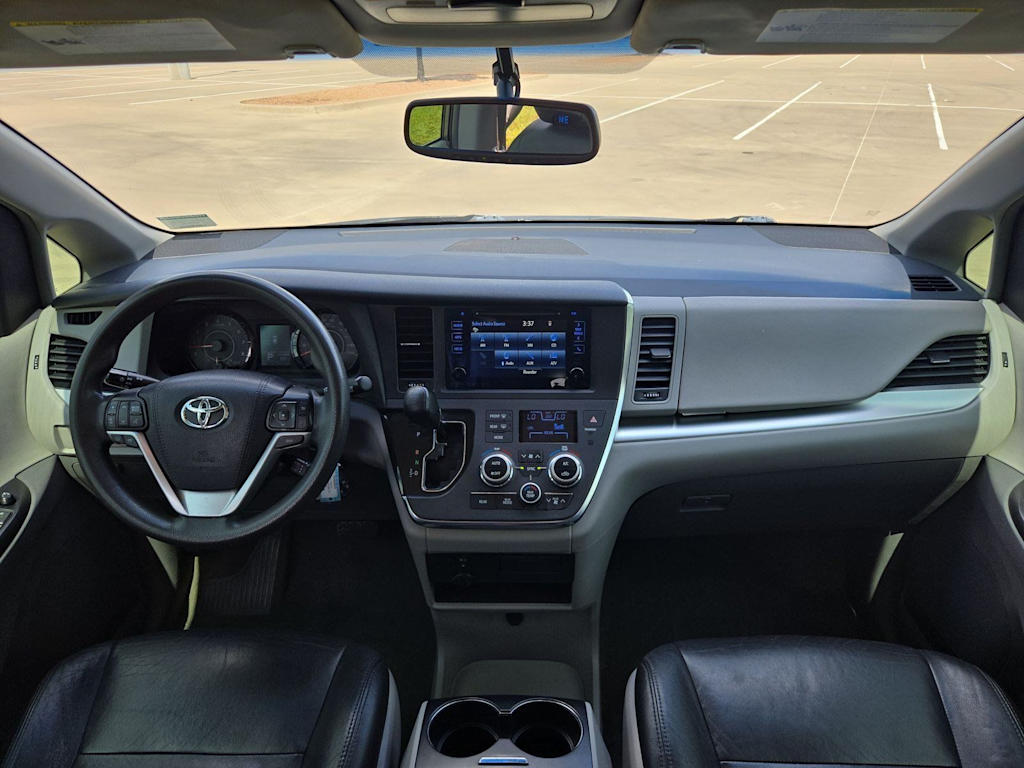 Thumbnail: 2017 Toyota Sienna - 9