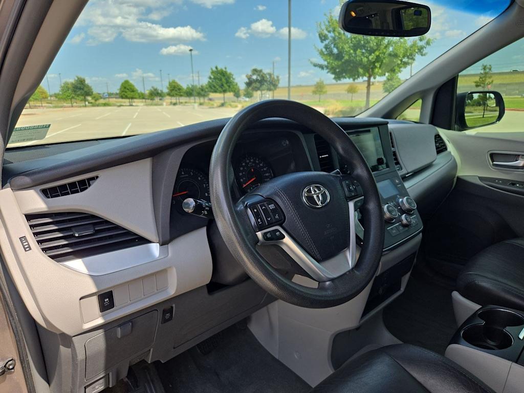 Thumbnail: 2017 Toyota Sienna - 2