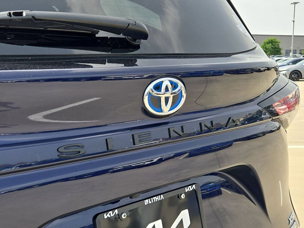 Thumbnail: 2022 Toyota Sienna - 22