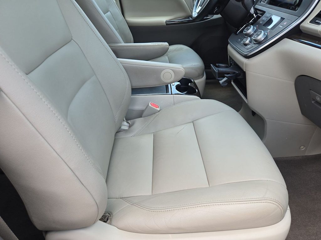 Thumbnail: 2015 Toyota Sienna - 28