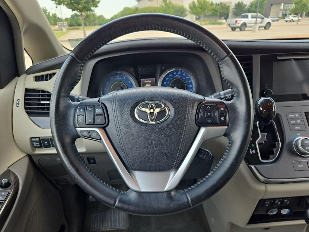 Thumbnail: 2015 Toyota Sienna - 13