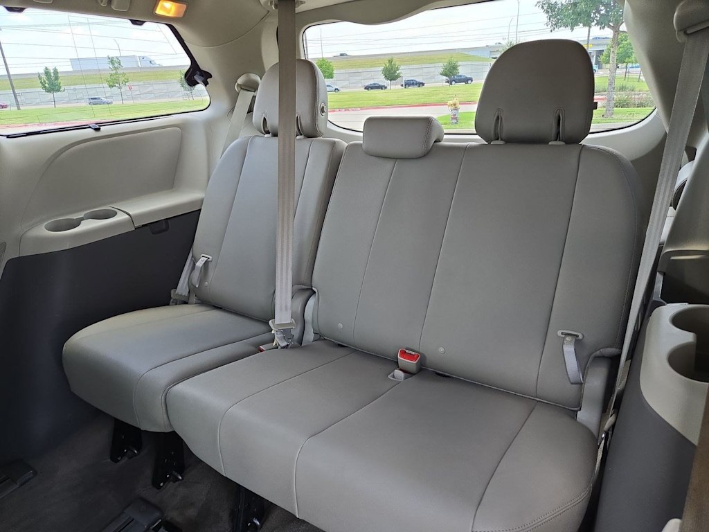 Thumbnail: 2015 Toyota Sienna - 37