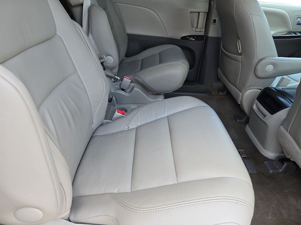 Thumbnail: 2015 Toyota Sienna - 11