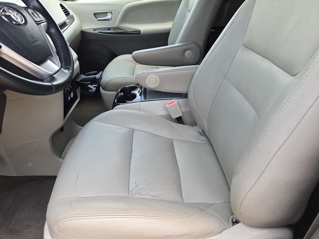 Thumbnail: 2015 Toyota Sienna - 10
