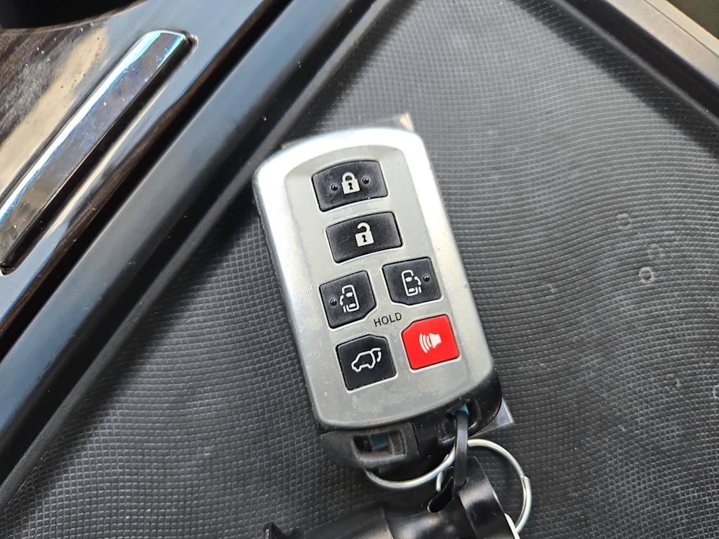 Thumbnail: 2015 Toyota Sienna - 36