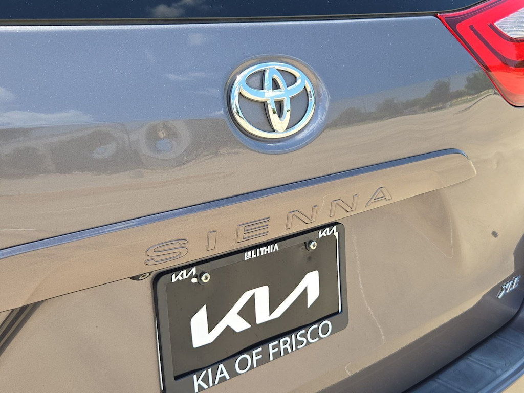 Thumbnail: 2015 Toyota Sienna - 23