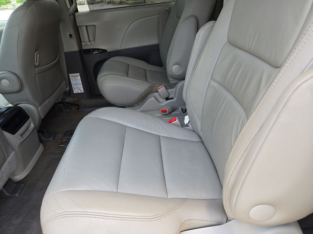 Thumbnail: 2015 Toyota Sienna - 26