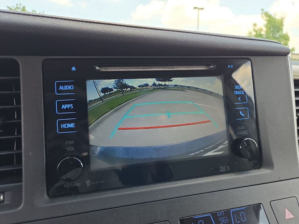 Thumbnail: 2015 Toyota Sienna - 33