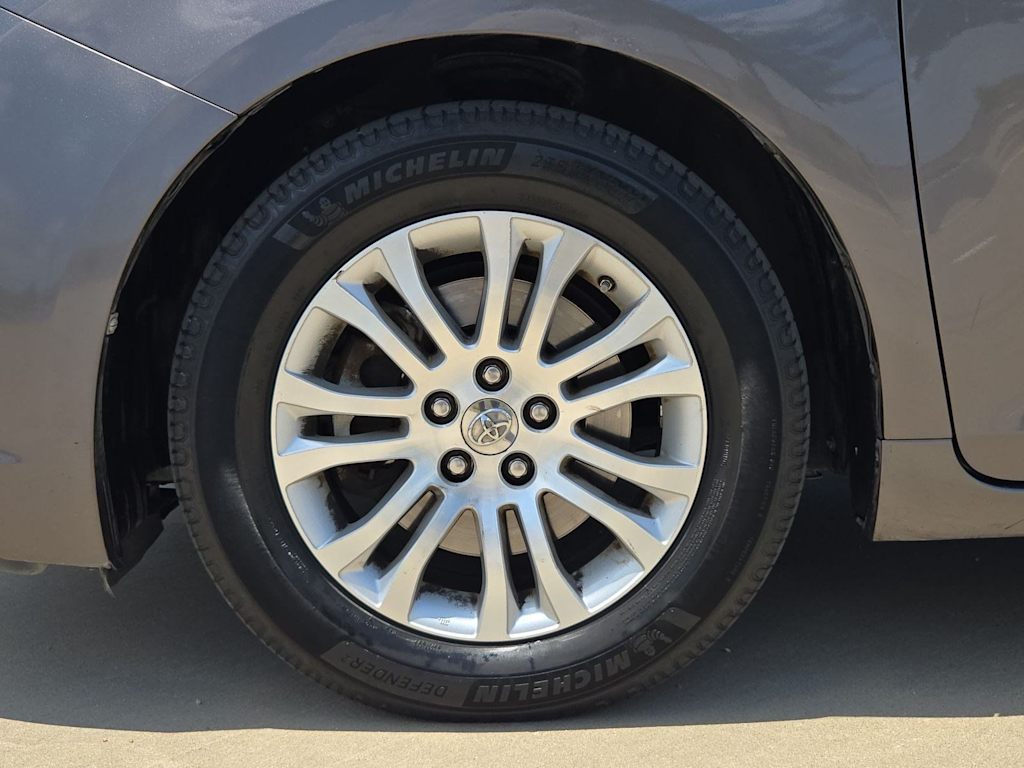Thumbnail: 2015 Toyota Sienna - 8