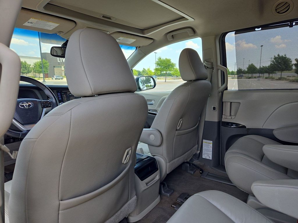 Thumbnail: 2015 Toyota Sienna - 12