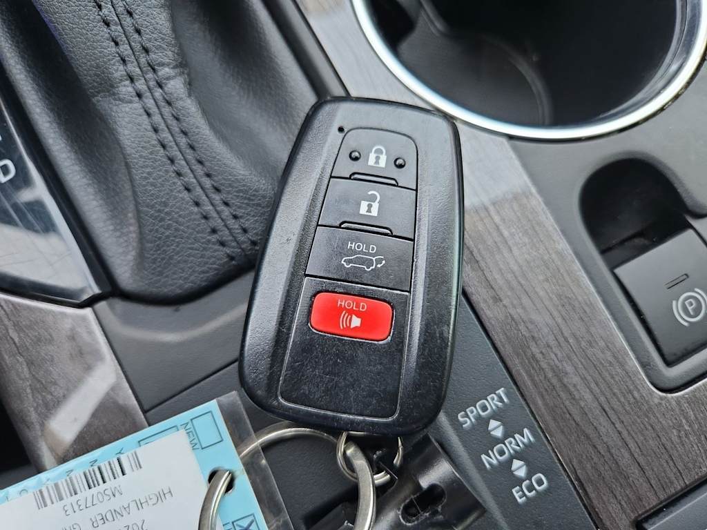 Thumbnail: 2021 Toyota Highlander - 36