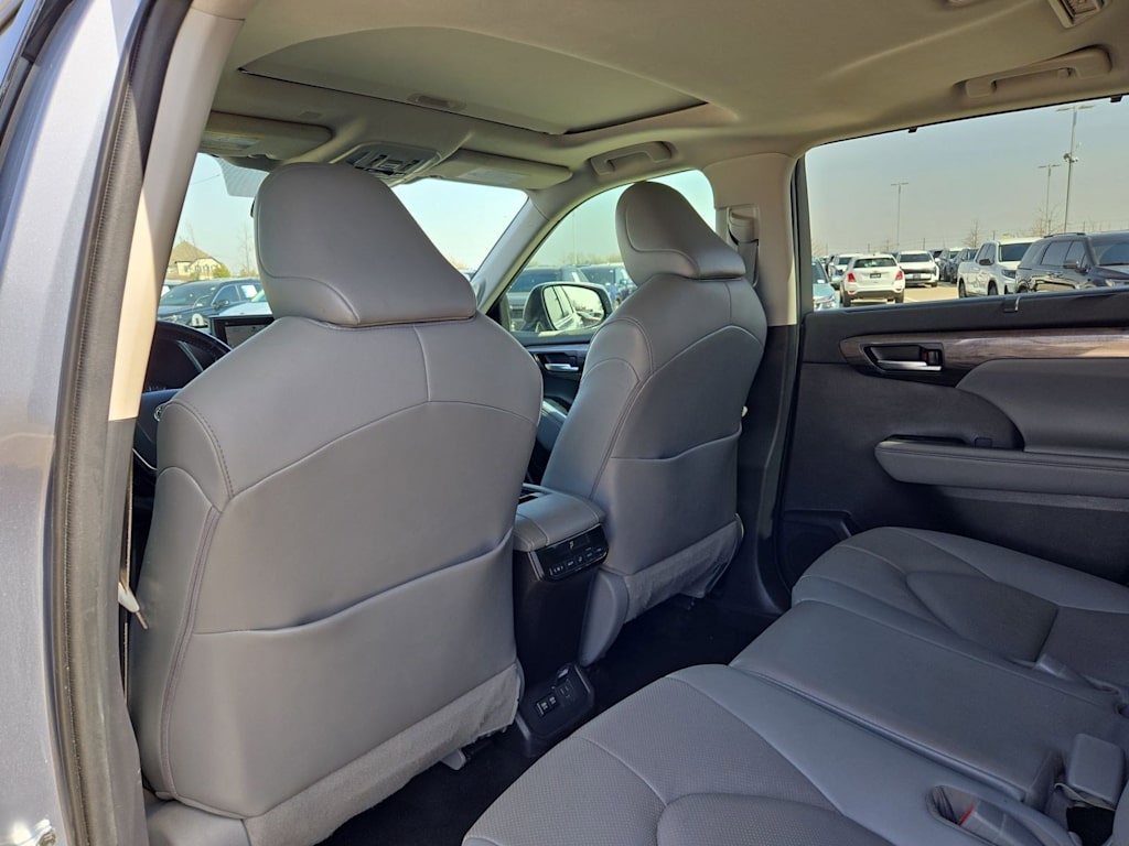 Thumbnail: 2021 Toyota Highlander - 12