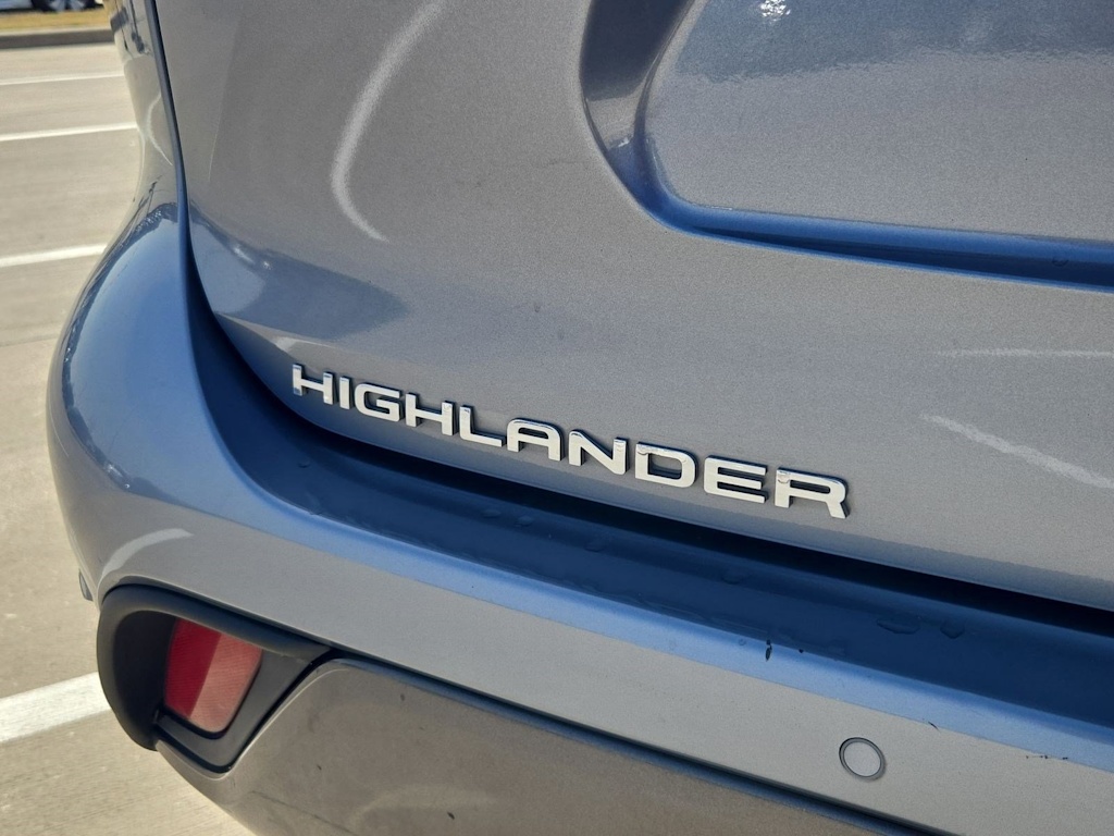 Thumbnail: 2021 Toyota Highlander - 23