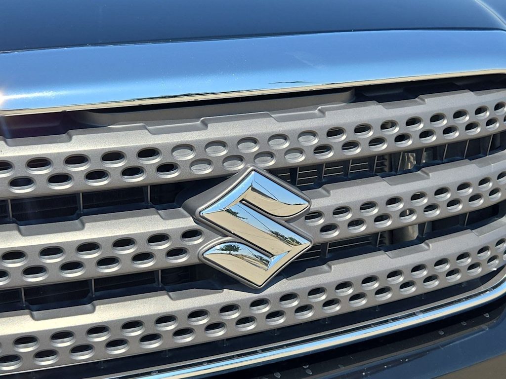 Thumbnail: 2011 Suzuki Equator - 22