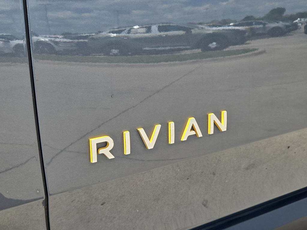 Thumbnail: 2023 Rivian R1S - 7