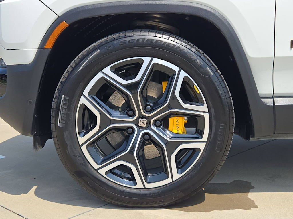 Thumbnail: 2025 Rivian R1S - 8