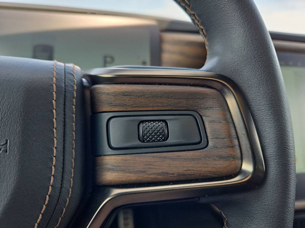 Thumbnail: 2025 Rivian R1S - 28