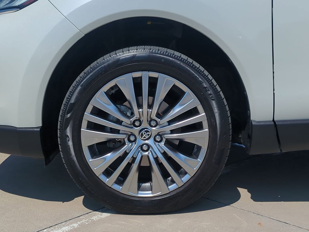 Thumbnail: 2021 Toyota Venza - 8