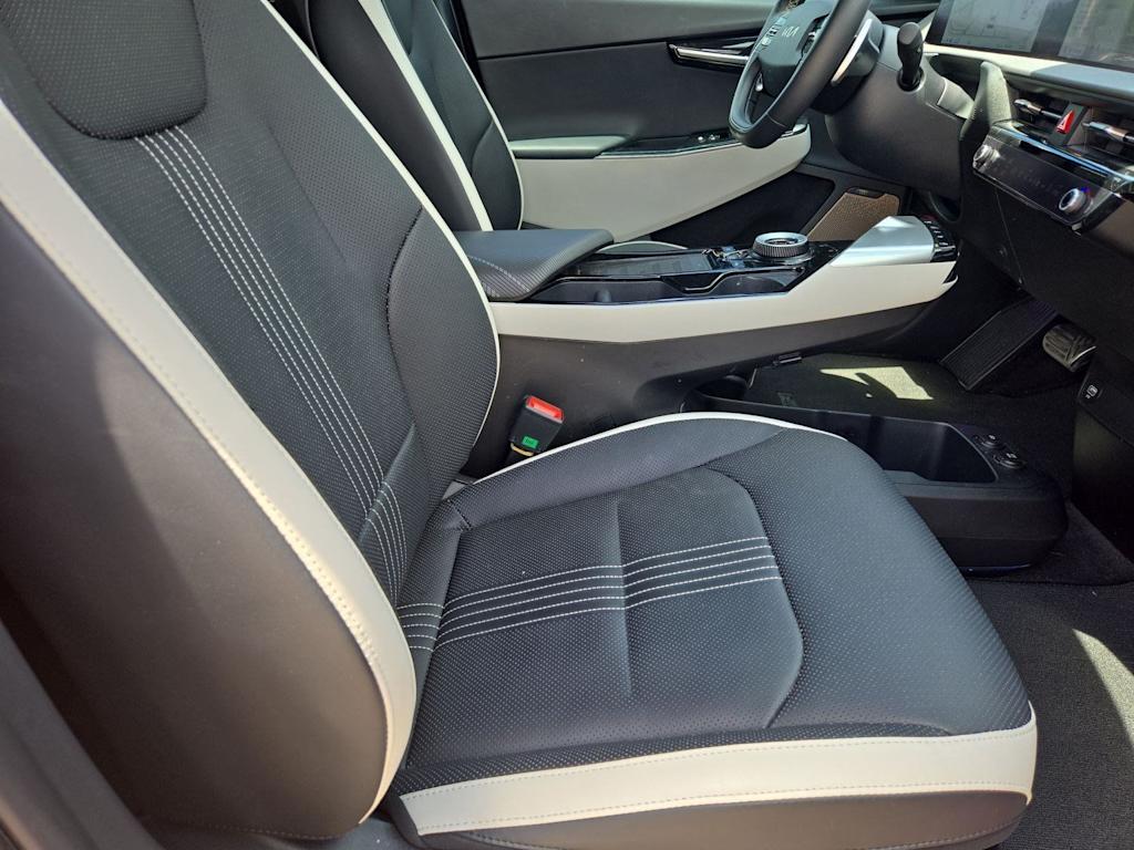 Thumbnail: 2023 Kia EV6 - 25