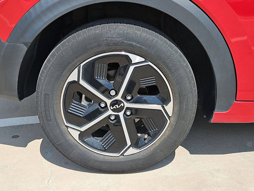 Thumbnail: 2023 Kia Niro - 7