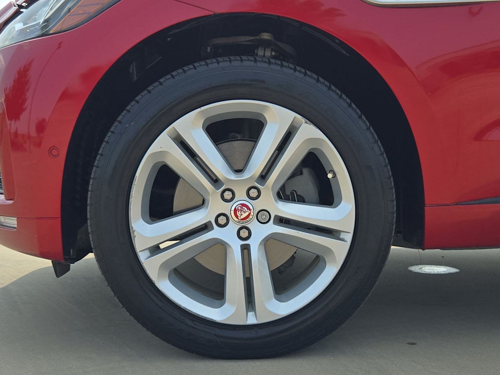 Thumbnail: 2017 Jaguar F-Pace - 8