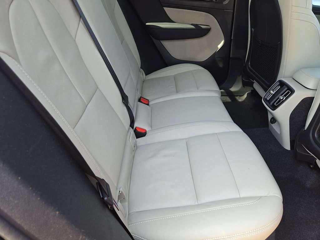 Thumbnail: 2022 Volvo XC40 - 24