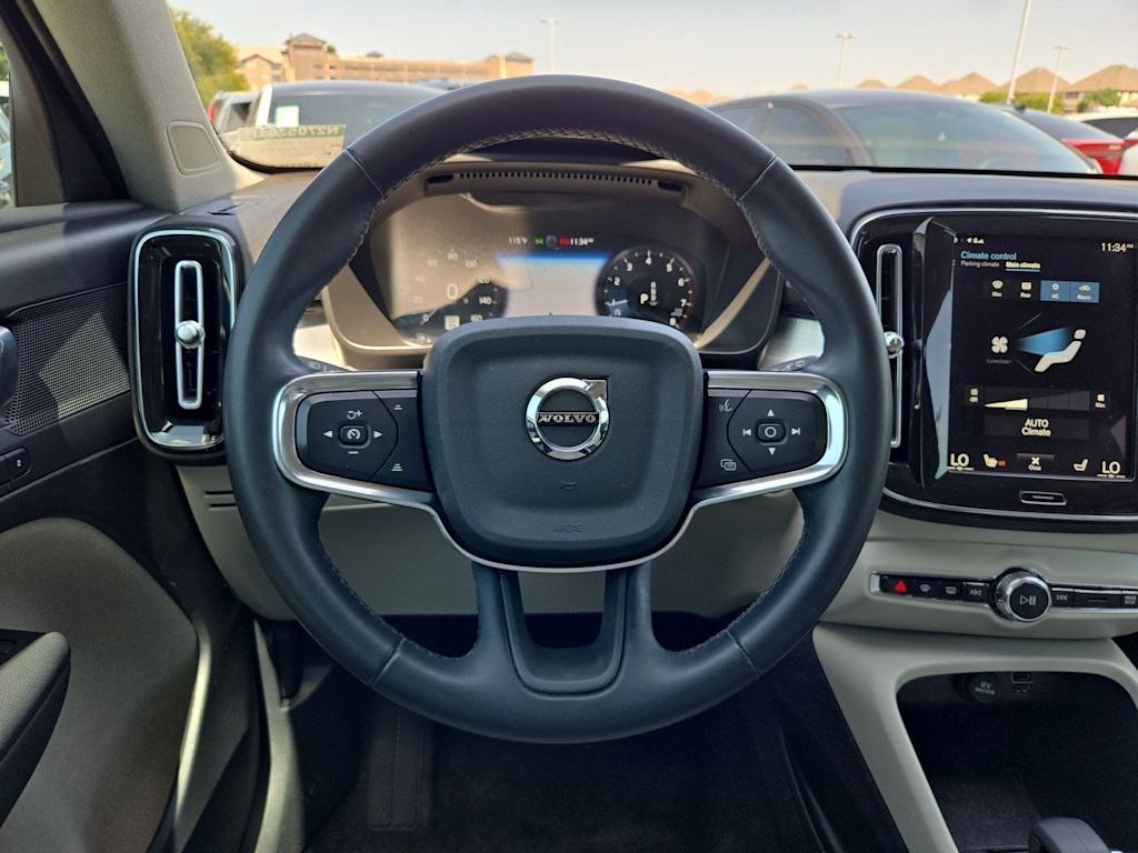 Thumbnail: 2022 Volvo XC40 - 13