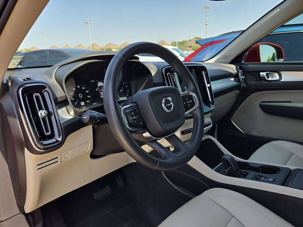 Thumbnail: 2022 Volvo XC40 - 2