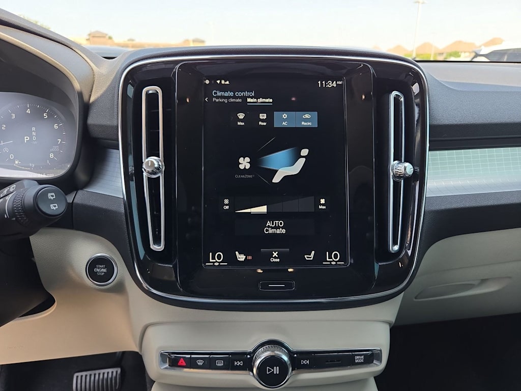 Thumbnail: 2022 Volvo XC40 - 14