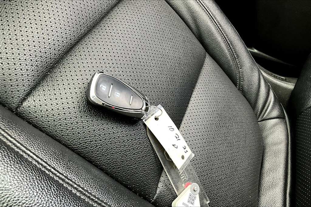 Thumbnail: 2022 Chevrolet Traverse - 16