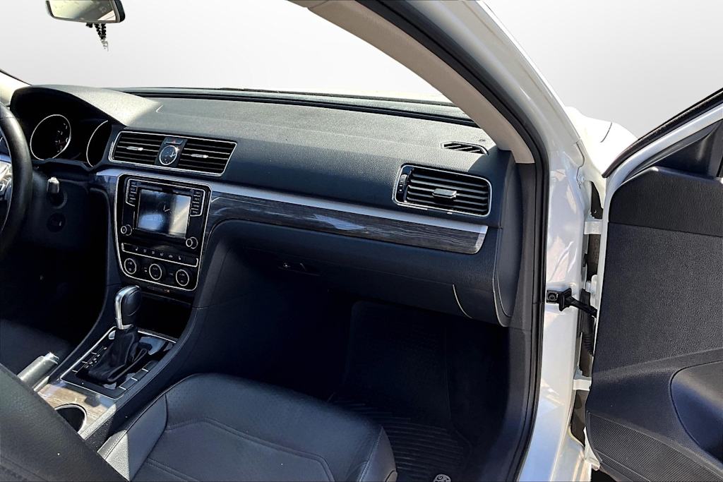 Thumbnail: 2017 Volkswagen Passat - 13