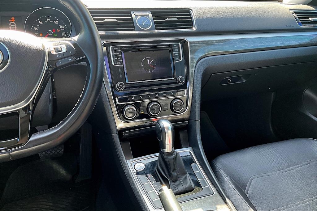 Thumbnail: 2017 Volkswagen Passat - 15