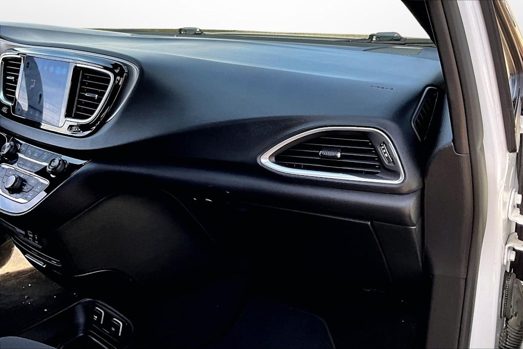 Thumbnail: 2019 Chrysler Pacifica - 19