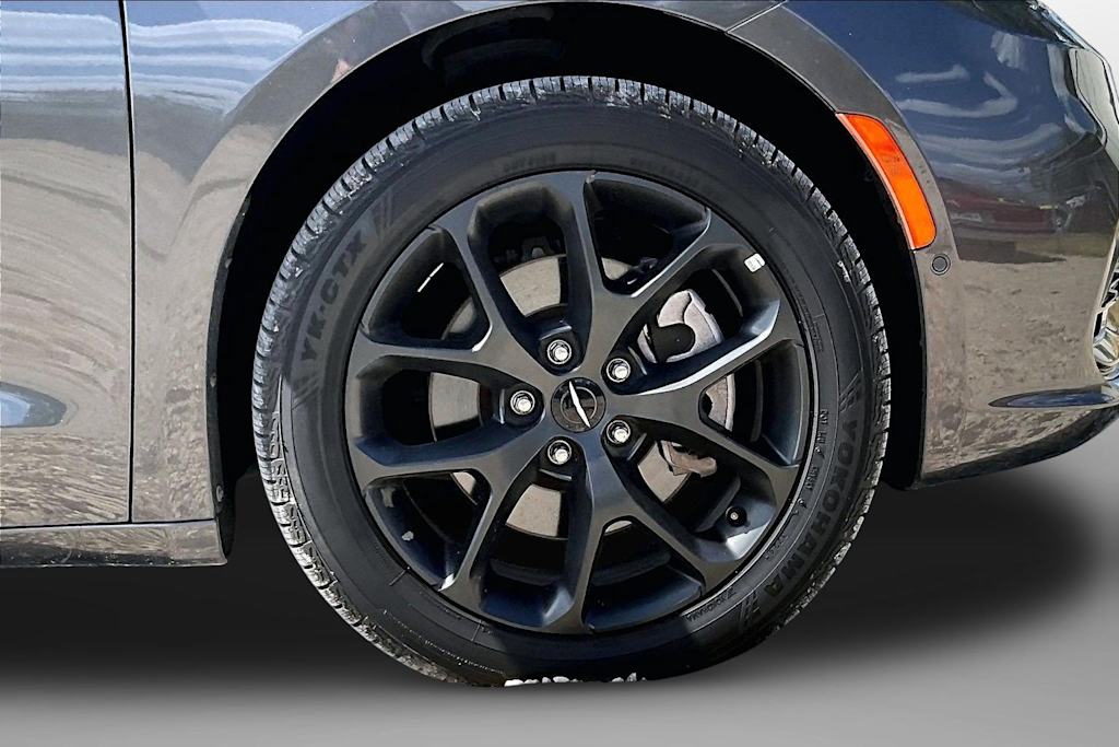 Thumbnail: 2023 Chrysler Pacifica - 7
