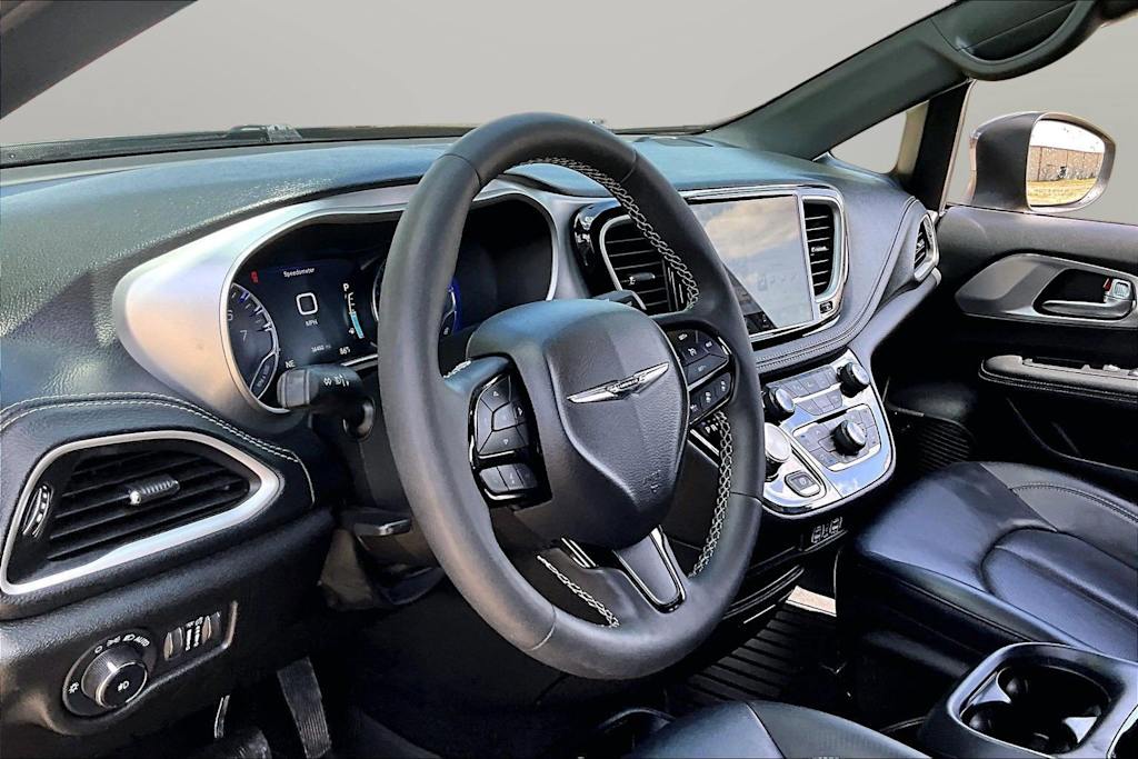 Thumbnail: 2023 Chrysler Pacifica - 8