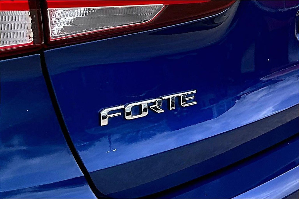 Thumbnail: 2017 Kia Forte - 6