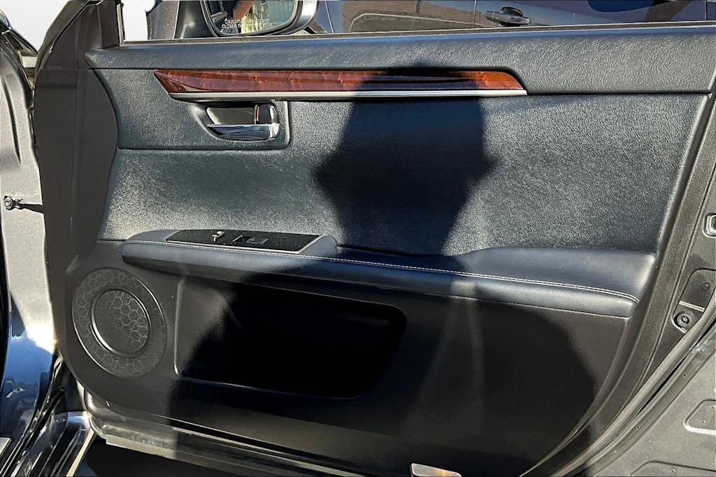 Thumbnail: 2017 Lexus ES - 24