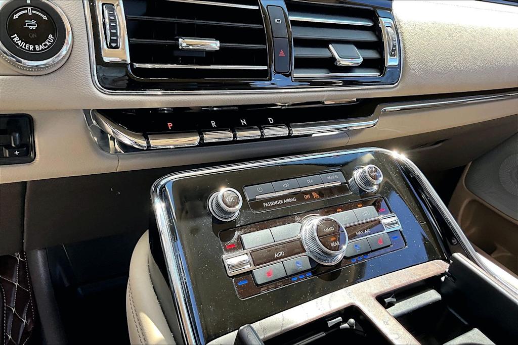 Thumbnail: 2023 Lincoln Navigator - 19