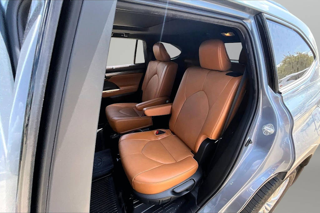 Thumbnail: 2022 Toyota Highlander - 10
