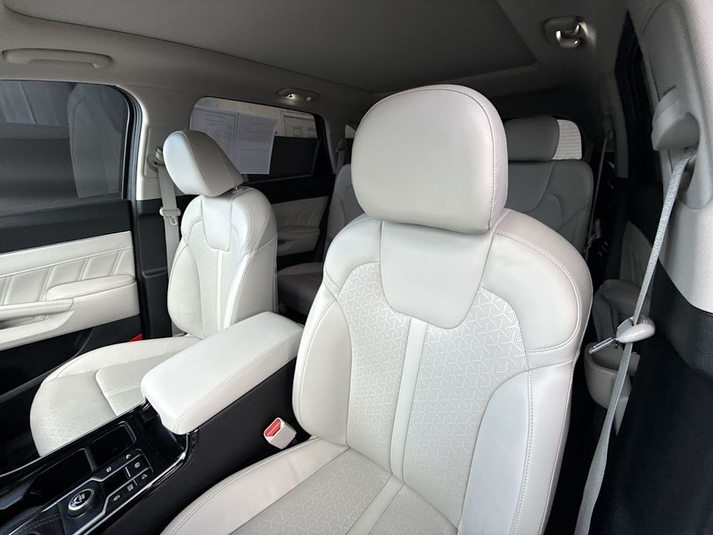 Thumbnail: 2023 Kia Sorento - 11