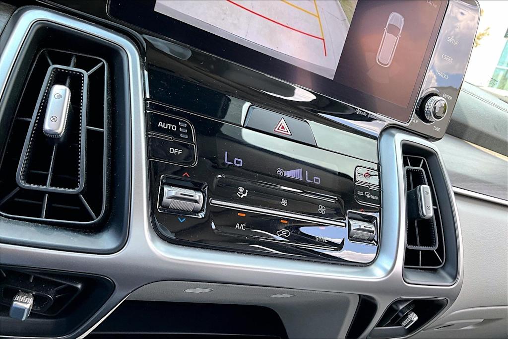 Thumbnail: 2023 Kia Sorento - 17