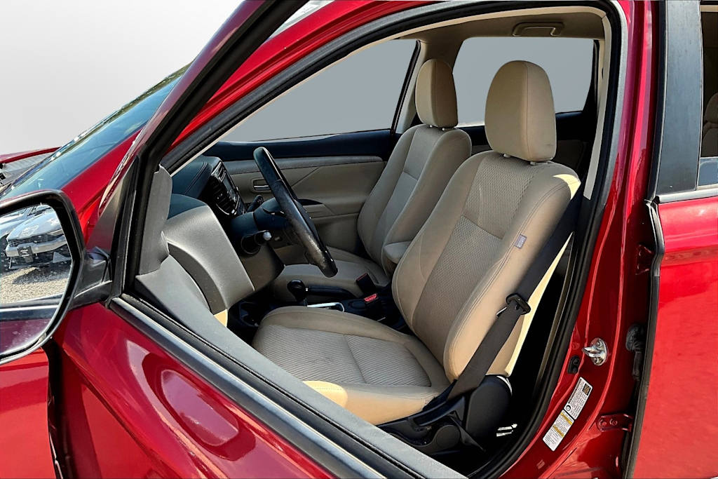 Thumbnail: 2016 Mitsubishi Outlander - 8