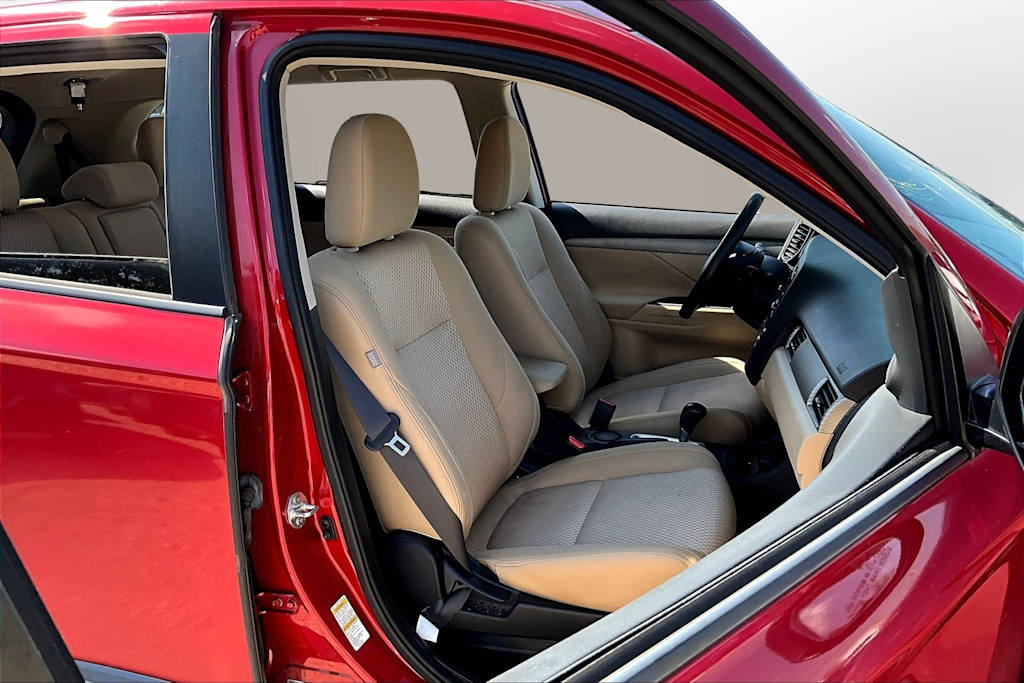 Thumbnail: 2016 Mitsubishi Outlander - 10