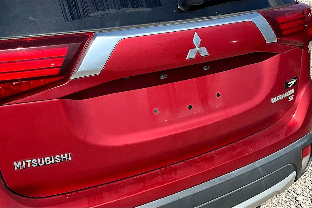 Thumbnail: 2016 Mitsubishi Outlander - 32