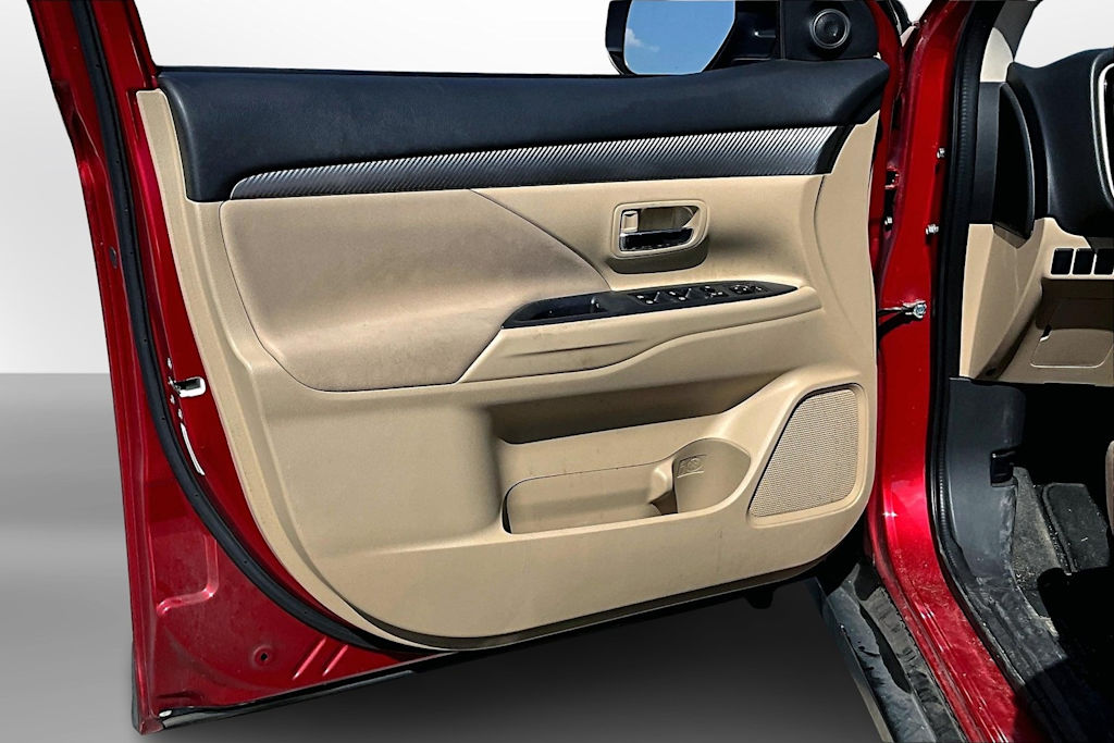 Thumbnail: 2016 Mitsubishi Outlander - 22