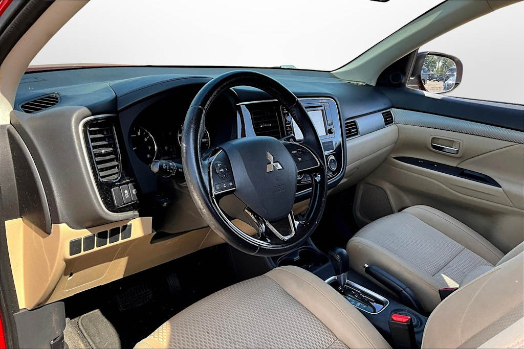 Thumbnail: 2016 Mitsubishi Outlander - 11