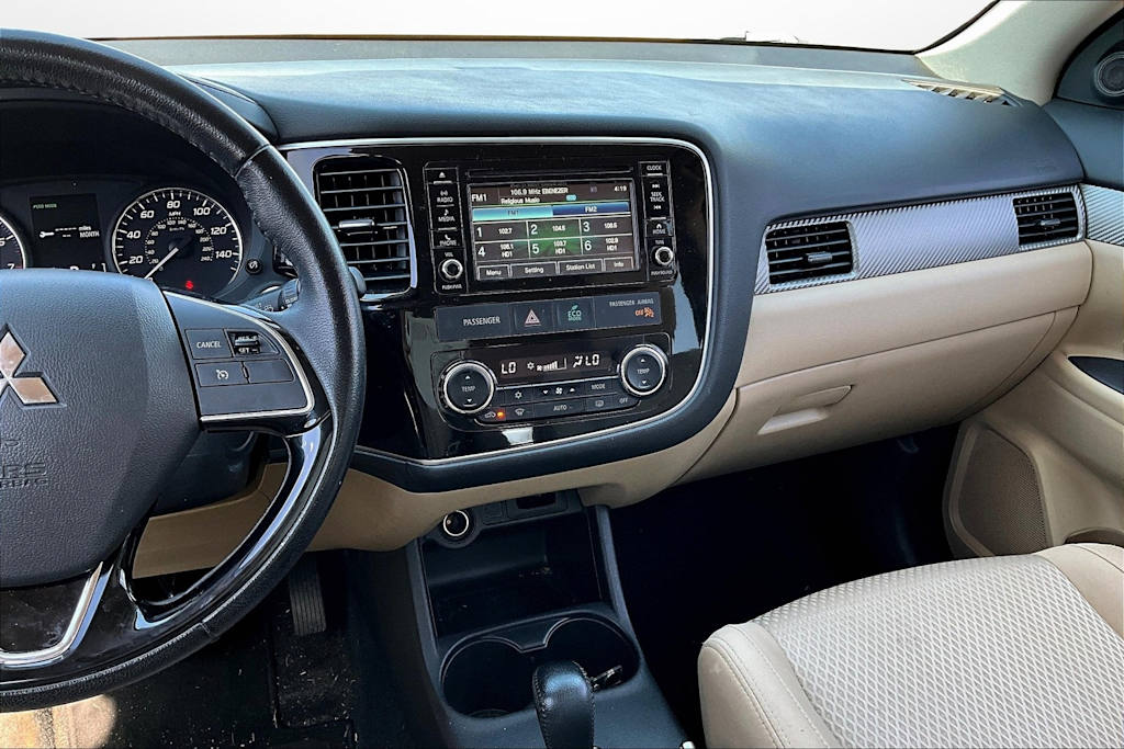 Thumbnail: 2016 Mitsubishi Outlander - 9