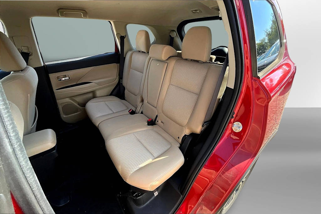 Thumbnail: 2016 Mitsubishi Outlander - 27