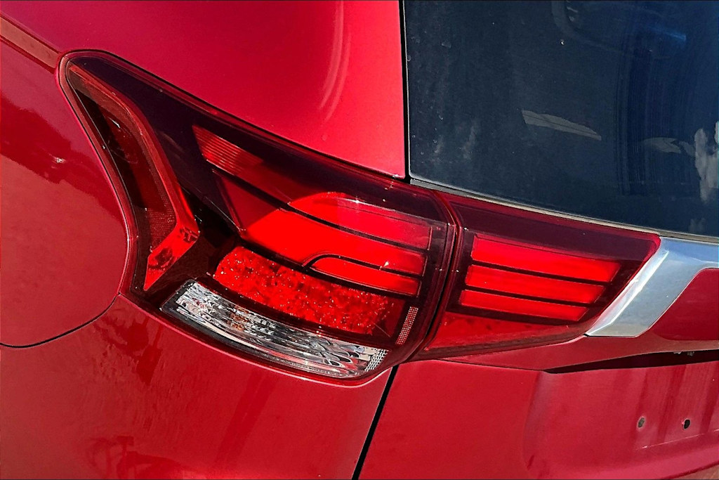 Thumbnail: 2016 Mitsubishi Outlander - 31