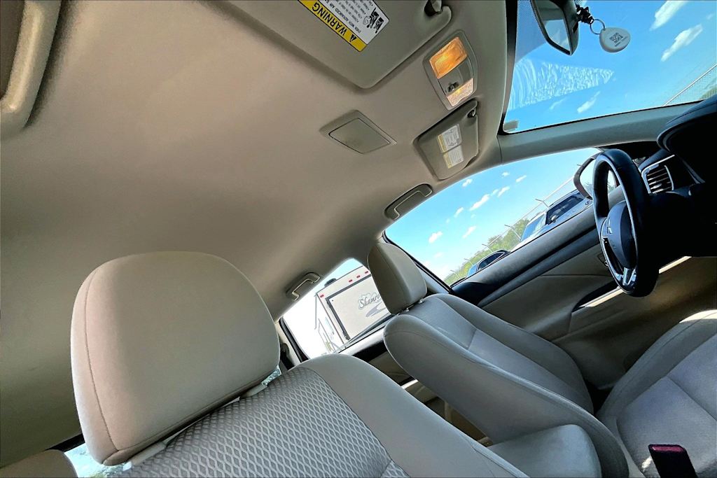 Thumbnail: 2016 Mitsubishi Outlander - 21